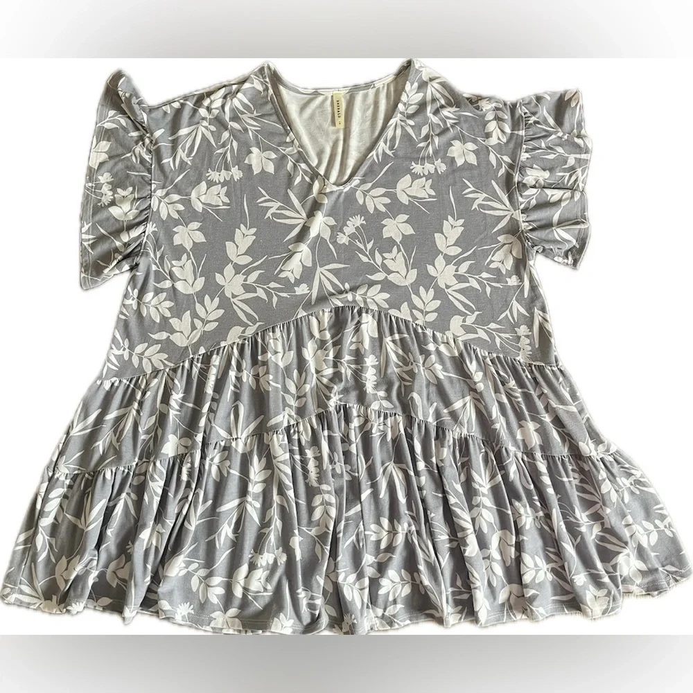 Emerald Floral Ruffle Sleeve Blouse - Gray & White. Relaxed. Women’s size 1X